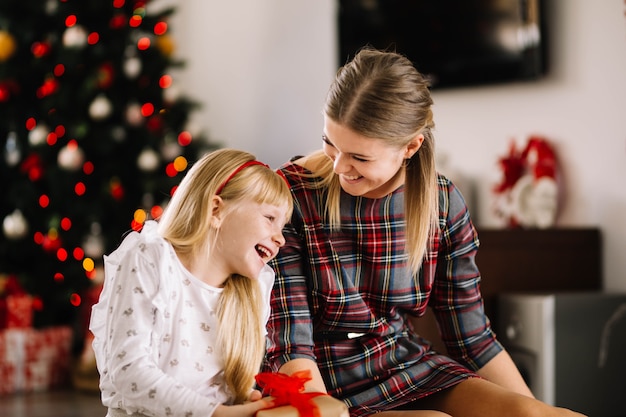 Matka i córka śmia się przy bożymi narodzeniami