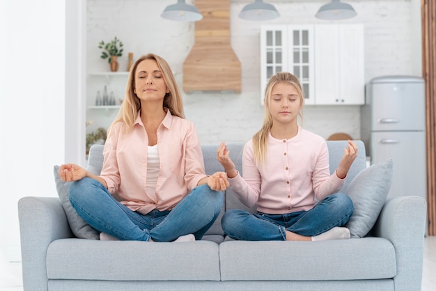 Matka i córka uprawiania jogi