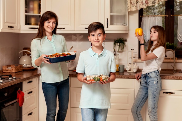 Matka i dzieci w kuchni przygotowują jedzenie