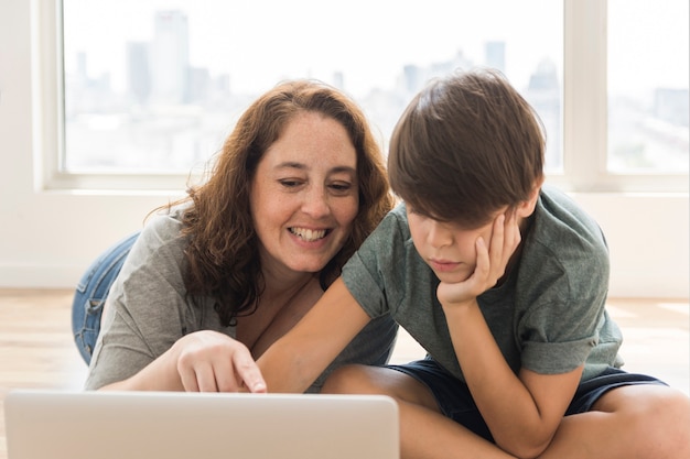 Matka i dziecko patrzeje na laptopie