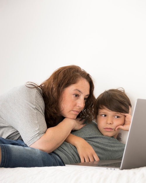 Matka i dziecko patrzeje na laptopie
