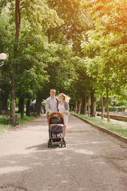 Matka i ojciec młodych chodzenia ich dziecko w parku