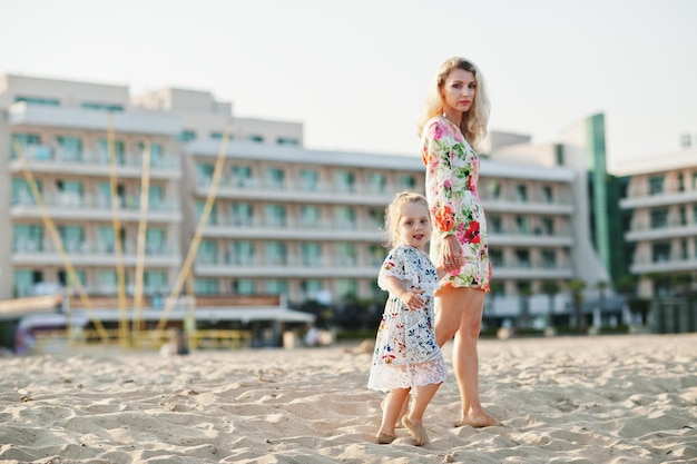 Matka I Piękna Córka Bawią Się Na Plaży Portret Szczęśliwej Kobiety Z Uroczą Małą Dziewczynką Na Wakacjach