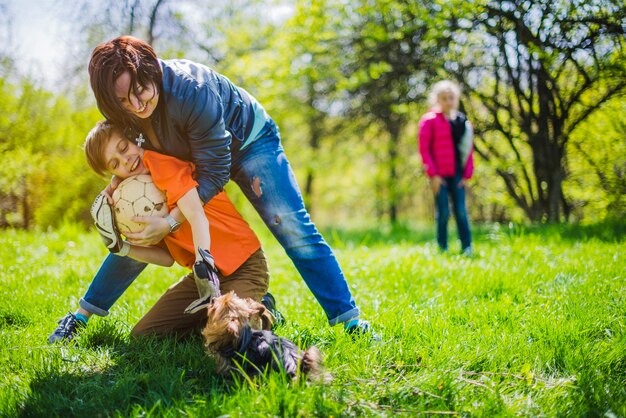 Bezpłatne zdjęcie matka i syn grają z piłką