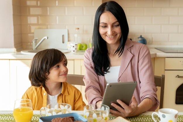 Bezpłatne zdjęcie matka i syn patrzą na tablet