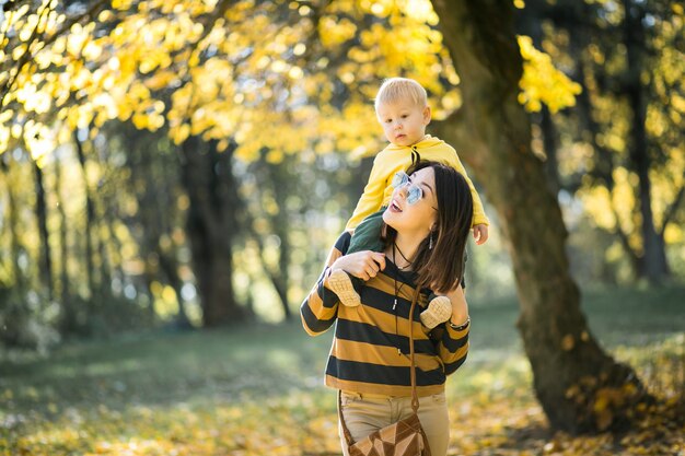 Matka i syn w jesień parku
