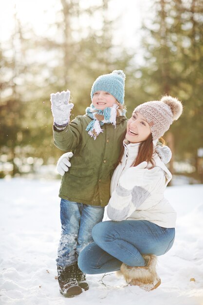 Bezpłatne zdjęcie matka i syn w winter park