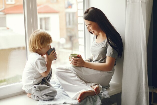 Matka i synek siedzi na parapecie z herbatą