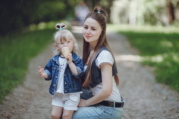 Bezpłatne zdjęcie matka kucki z córką podczas jedzenia lodów