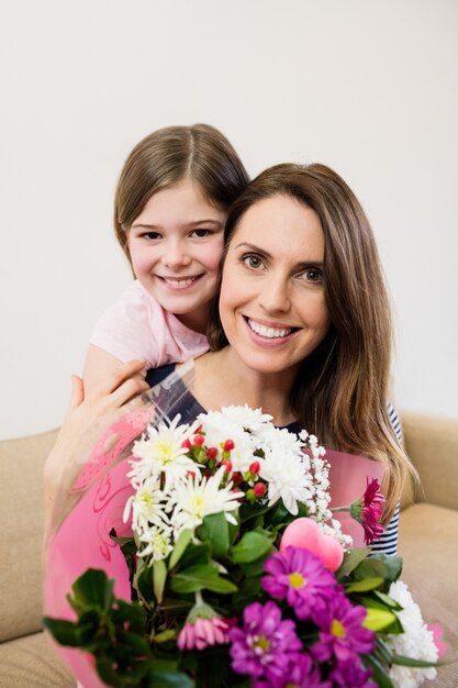 Matka otrzymania bukiet kwiatów z córką