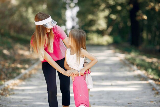 Matka z córką bawić się w lato parku