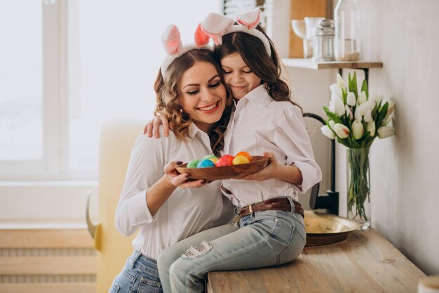 Matka Z Córką Maluje Jajka Na Easter