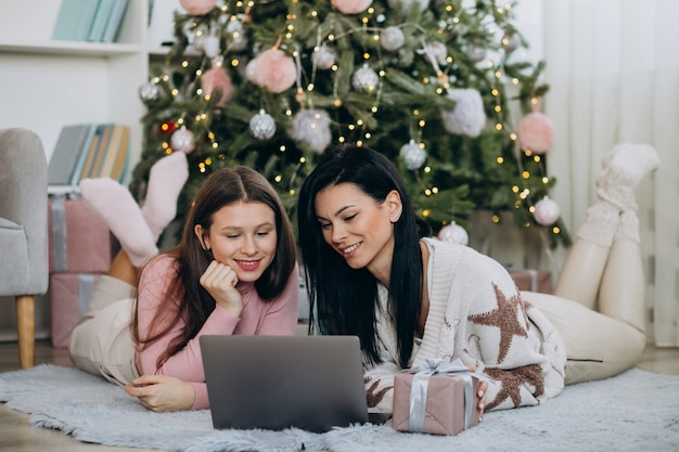 Matka z córką robi zakupy online na bożych narodzeniach
