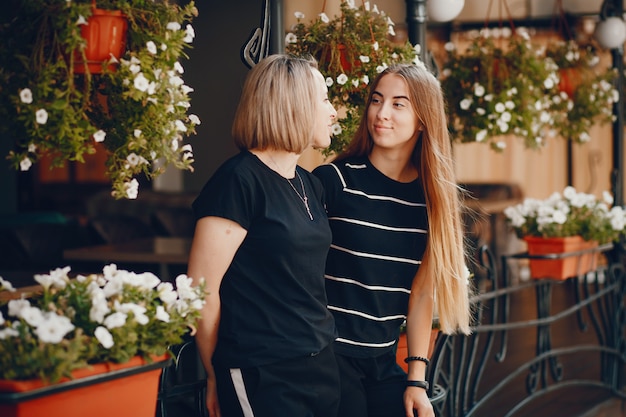 Bezpłatne zdjęcie matka z córką w mieście