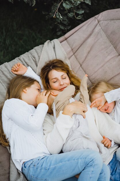 matka z dziećmi zabawy w hamaku. Mama i dzieciaki w hamaku.