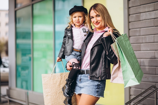 Matka z jej małą śliczną córką z torba na zakupy