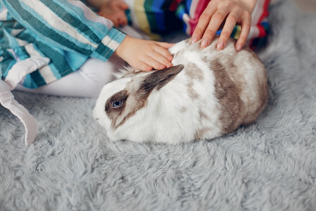 Bezpłatne zdjęcie matka z małą córeczką w pokoju