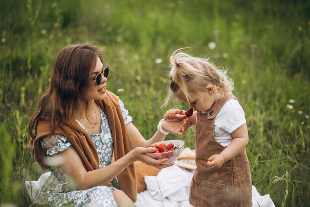 Matka z małą córką ma pinkin w parku