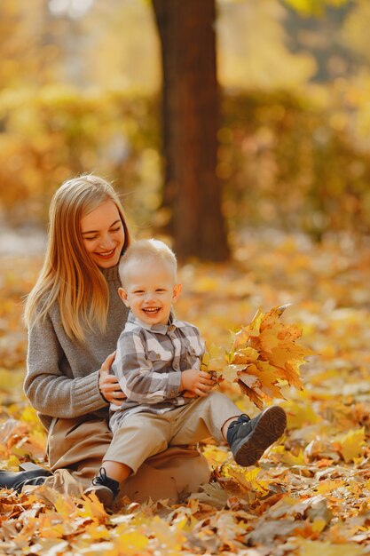 Matka z małym synem bawić się w jesieni polu