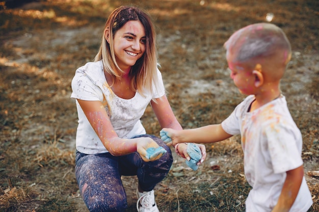 Matka Z Synem Bawić Się W Lato Parku