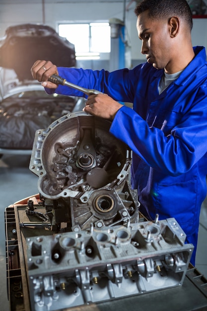 Mechaniczne części silnika naprawa z grzechotką