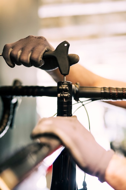 Mechanik naprawiający rower