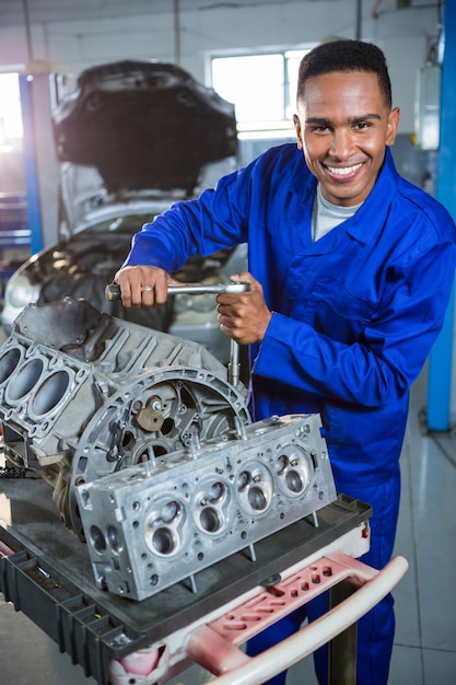 Bezpłatne zdjęcie mechanik naprawy części samochodowych