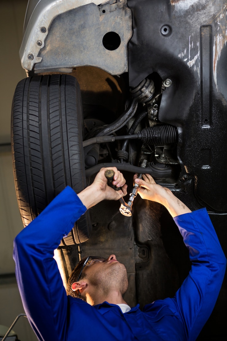 Bezpłatny plik Zdjęcie mechanik obsługujący samochód