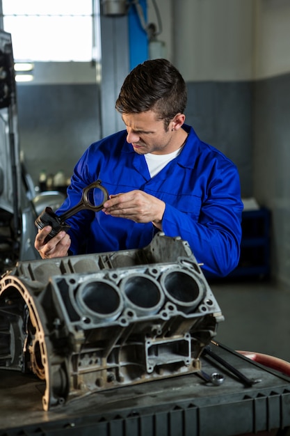 Mechanik pracuje nad silnikiem