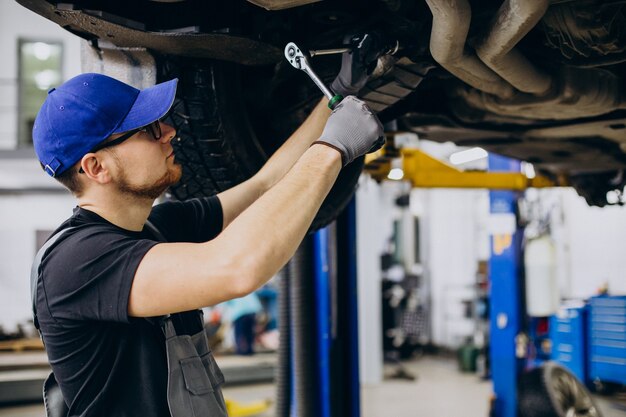 Mechanik samochodowy wykonujący serwis samochodowy