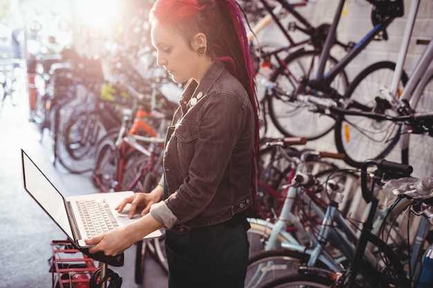 Bezpłatne zdjęcie mechanik za pomocą laptopa