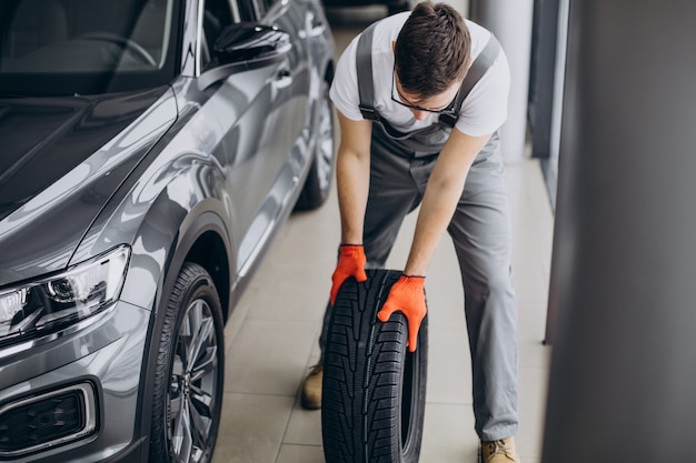 Mechanik zmieniający opony w serwisie samochodowym