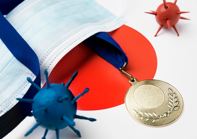 Bezpłatne zdjęcie medal sportowy obok maski medycznej i wirusów