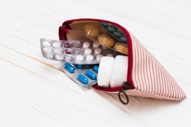 Medycyny pojęcie z pigułkami w małej torbie