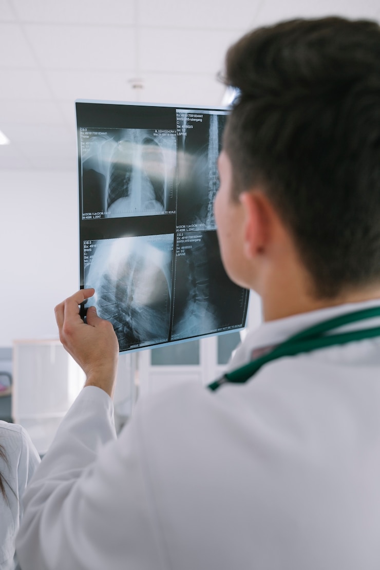 Bezpłatny plik Zdjęcie medyk stojący z x-ray strzał
