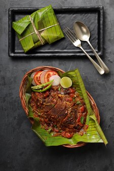 Meen pollichathu czyli rybne pollichathu, smaczne danie kerala, ryba z masala gotowana w liściu bananowca.