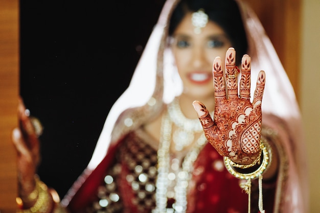 Bezpłatne zdjęcie mehendi na rękę autentycznej indyjskiej panny młodej