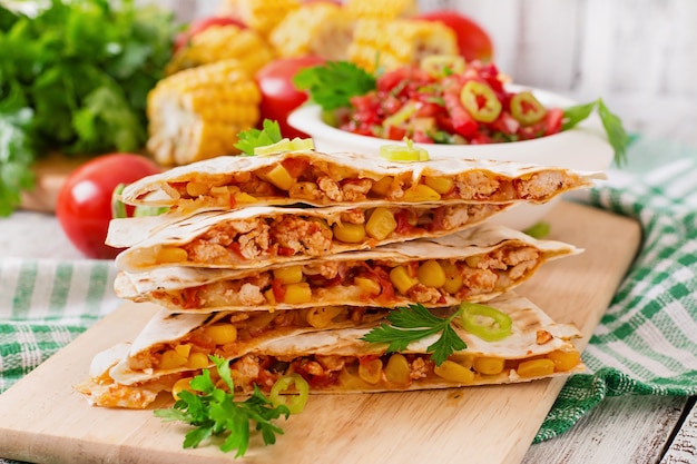 Meksykańska owijka Quesadilla z kurczakiem, kukurydzą i słodką papryką i salsą