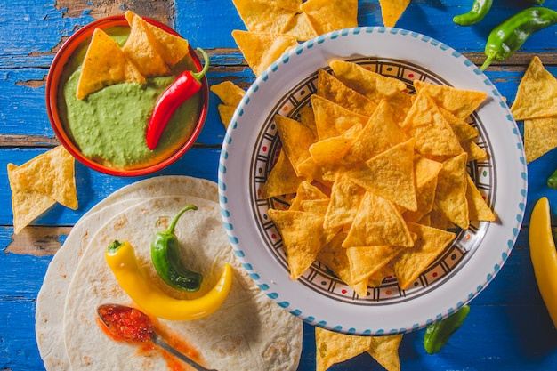 Bezpłatne zdjęcie meksykański guacamole, nachos i tortilla