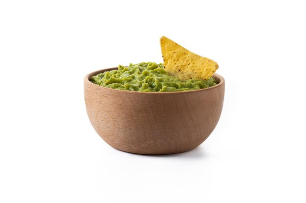 Meksykańskie guacamole z chipsem nacho na białym tle