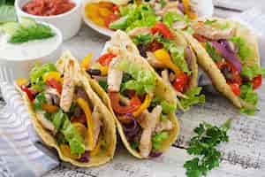 Bezpłatne zdjęcie meksykańskie tacos z kurczakiem, papryką, czarną fasolą i świeżymi warzywami
