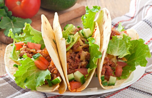 Meksykańskie tacos z mięsem, warzywami i serem