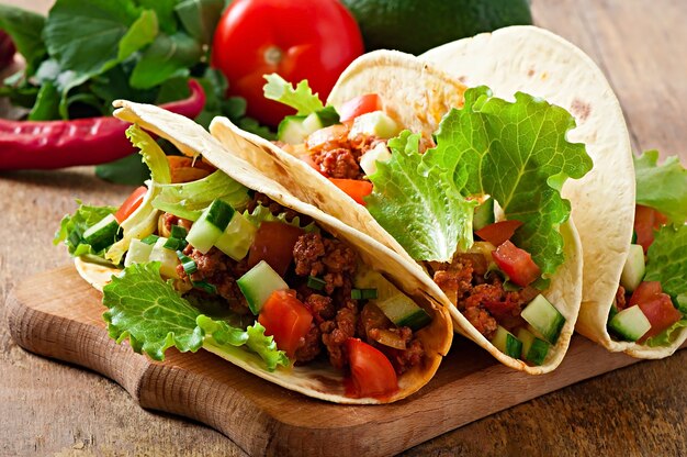 Meksykańskie tacos z mięsem, warzywami i serem