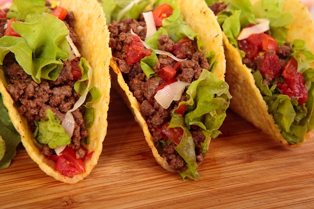 Bezpłatne zdjęcie meksykańskie wołowina tacos na drewnianym stole