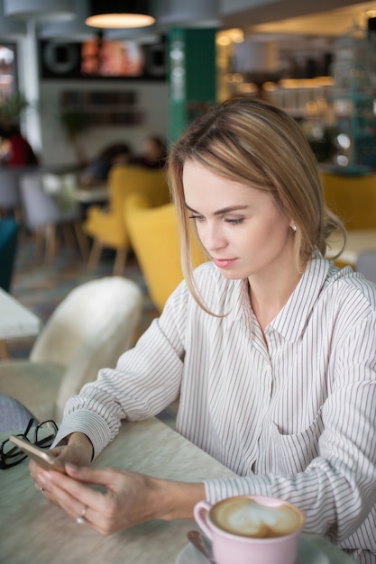 Menadżer kawy cafe businesswoman siedzi