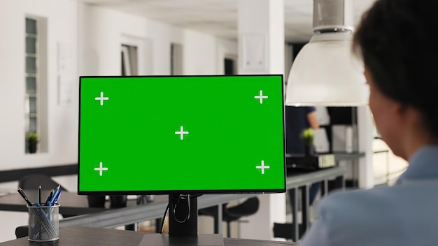 Bezpłatne zdjęcie menedżer biura używa zielonego ekranu na komputerze