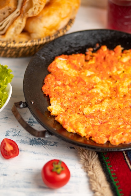 Menemen, omlet tureckiego śniadania z cebulą i pomidorami