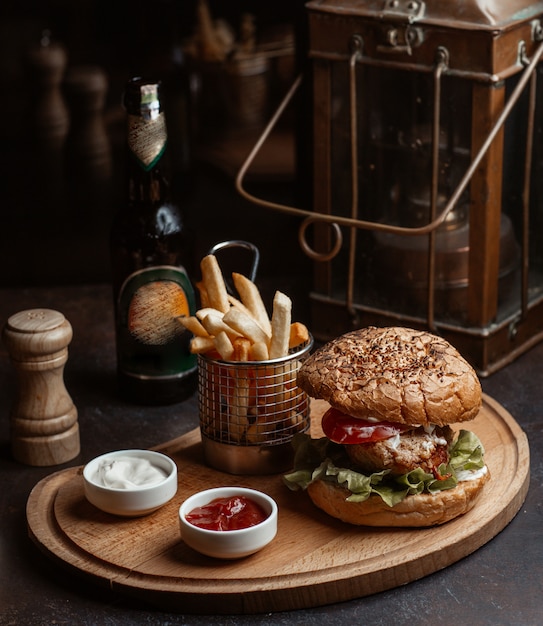 Menu Big Mac, metaliczna rustykalna klatka i świeca