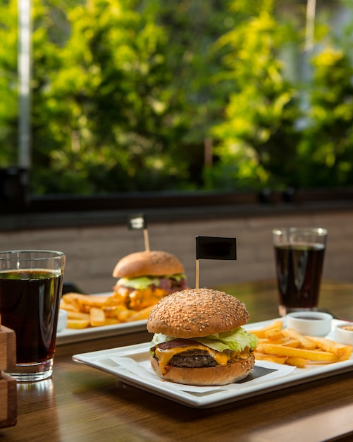 Bezpłatne zdjęcie menu burger dla dwóch osób z napojami bezalkoholowymi.