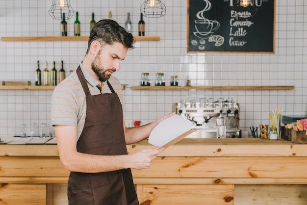 Bezpłatne zdjęcie menu czytania kelnera